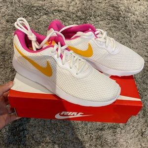 Brand New Nike tanjun size 7.5 womens